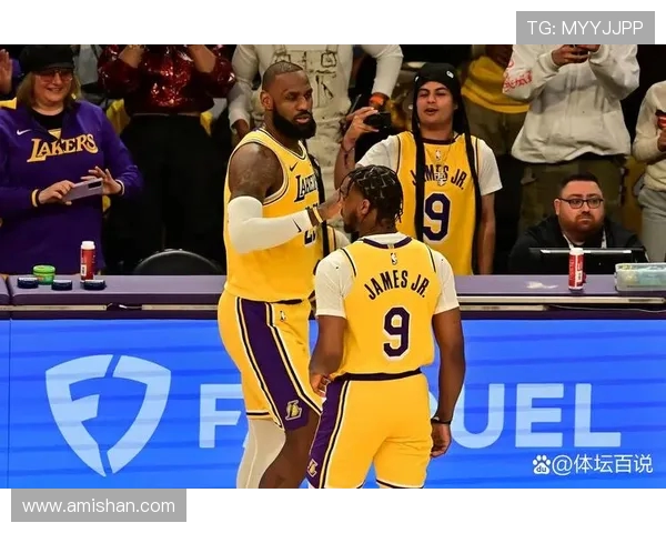 詹姆斯领衔湖人对决精彩赛事回顾与分析 詹姆斯领衔湖人对决精彩赛事回顾与分析
